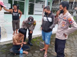 Diduga ODGJ, Pria Bawa Kayu Ngamuk di Tanjungrejo