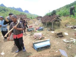 Ratusan Makam di Ponorogo Dipindah