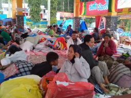 Pengungsi Letusan Gunung Semeru Mulai Keluhkan Batuk, Pilek, dan Pusing