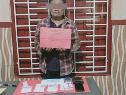 Nyambi Jual Narkotika, Penjual Kaus di Mojokerto Dibekuk