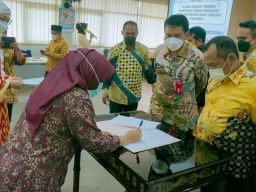 Antisipasi Omicron, Golkar Jatim Serahkan Bantuan Tabung Oksigen ke Dinkes