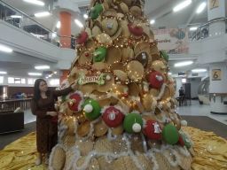 Perpustakaan UK Petra Hadirkan Pohon Natal Perkakas Bambu