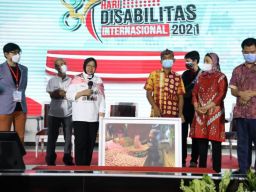 Paksa Tunarunguwicara Bicara, Mensos Risma Diprotes