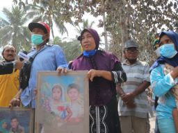 Jerit Tangis Satimah Melihat Rumahnya Ludes Tertimbun Abu Vulkanik Semeru