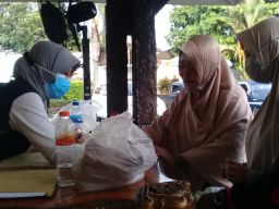 Foto: Warga Lumajang Kumpulkan Bantuan untuk Korban Erupsi Semeru