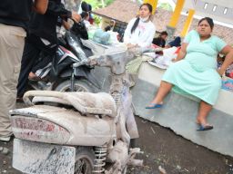 Foto: Situasi Posko Pengungsian Erupsi Semeru di Balai Desa Penanggal Lumajang