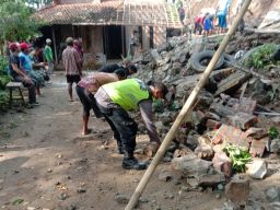 Hujan Deras, 2 Rumah di Ponorogo Tertimpa Tanah Longsor