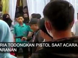 Video: Pria Todongkan Pistol Saat Acara Jaranan di Banyuwangi