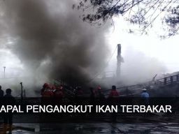 Video: Kapal Pengangkut Ikan Terbakar di Probolinggo