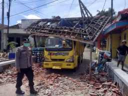 Truk Bermuatan Tembakau Tabrak Gapura Desa di Ponorogo