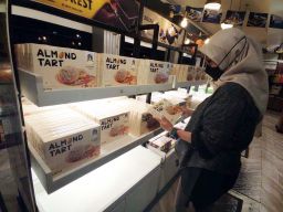 Lapis Kukus Pahlawan Kenalkan Varian Baru Almond Tart