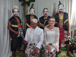 Momen Pasangan Pengantin asal Sidoarjo-Australia Diarak Keliling Kampung