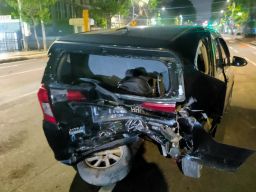 Brak! Outlander "Cium Pantat" Avanza Dekat Alun-Alun Surabaya, 2 OrangTerluka