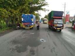 Ayla Tabrak "Pantat" Truk Gandeng di Sidoarjo, Sopir Tewas dan 1 Patah Kaki