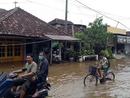 Sudah Dua Hari 100 Rumah Warga Desa di Pasuruan Terendam Banjir