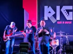 Aksi Gus Yani Nyanyikan Lagu Boomerang di HUT Rock In Gresik
