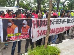 Bupati Probolinggo dan Suami Disidang, Masyarakat: Miskinkan