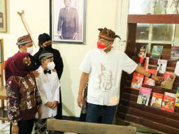 Ganjar Pranowo Napak Tilas Sekolah Soekarno Kecil di Kota Mojokerto