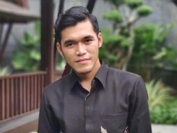 Anak Tukang Sapu Jalanan yang Diberi Nilai Nol itu Menuntut Keadilan