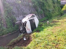 Mobil Xenia Berisi 3 Warga Lumajang Terguling di Tol Gempol-Pandaan