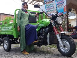 Usai Viral, Janda Cantik Pengangkut Sampah di Gresik Dapat Bantuan Motor Gerobak
