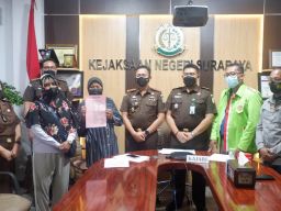 Kejari Surabaya Hentikan Penuntutan Kasus Penganiayaan Seorang Buruh Cuci