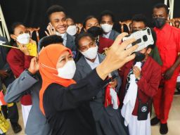 Gubernur Khofifah Selesaikan Persoalan Rasisme di SMAN Pakusari Jember