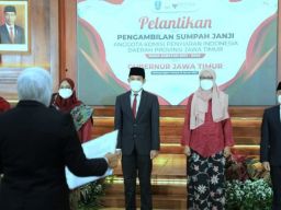 Gubernur Khofifah Minta KPID Jatim Serius Perangi Hoaks