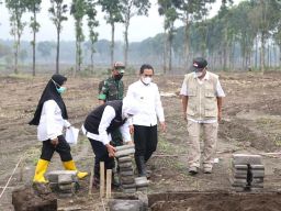 Tinjau Relokasi Huntara Semeru, Khofifah Puji Kinerja Forkopimda Lumajang