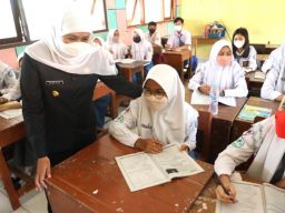 Gubernur Khofifah Tinjau Pelaksanaan PTM di Gresik