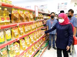 Sidak Minyak Goreng di Sidoarjo, Gubernur Khofifah: Stok Aman, Jangan Panik