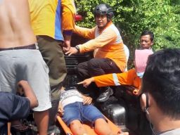 Terjun ke Sungai Sedalam 15 Meter di Situbondo, Pengendara Motor Luka Berat