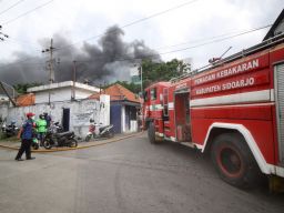 Pabrik Sepatu di Buduran Sidoarjo Terbakar