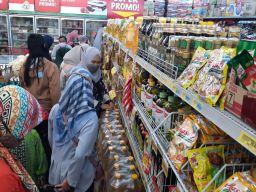 Melihat Warga Berburu Minyak Goreng di Kota Mojokerto