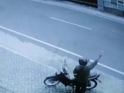 Pemotor Acungkan Benda Diduga Pistol, Warga di Kota Batu Semburat