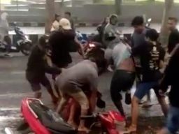Video Viral, Pemuda Dikeroyok di Depan RTH Glenmore Gara-gara Geber Motor