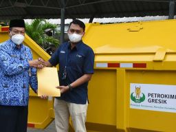 Peduli Lingkungan, Petrokimia Gresik Beri Bantuan Kontainer Sampah