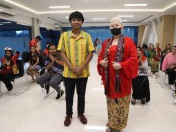 Melalui Modul Nusantara, Untag Surabaya Ajak 27 Mahasiswa PMM Pakai Baju Adat