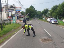 Sepeda Motor Adu Banteng dengan Pikap di Magetan, Satu Orang Tewas