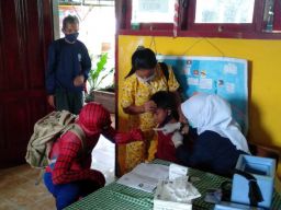 Hibur Siswa Agar Tidak Takut Divaksin, Kapolsek Sukorejo Berkostum Spiderman