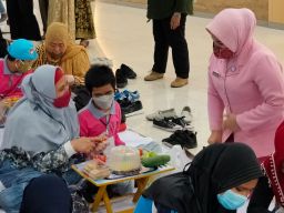 Siswa SLB di Gresik Ikuti Lomba Mewarnai Tas dan Menghias Tumpeng