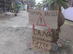 Jalan Desa Rusak, Warga di Jombang Tanam Pohon Pisang