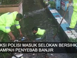 Video: Aksi Polisi Masuk Selokan Bersihkan Sampah Penyebab Banjir