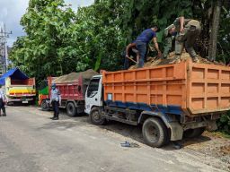 Kelebihan Muatan, Truk Pengangkut Pasir di Ponorogo Ditindak
