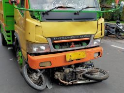 Truk Tabrak Pemotor di Pasuruan, 1 Orang Luka Berat