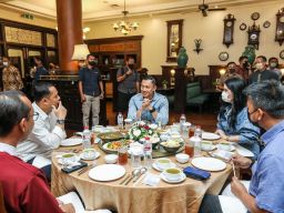 AHY Malam Mingguan Bareng Wali Kota Surabaya di Tunjungan Plaza