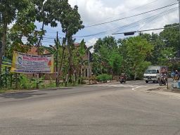 Banner Berisi Keluhan Peternak Ayam Petelur Tersebar di Ponorogo