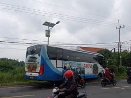 Bus Tabrak Pemotor di Madiun, 2 Orang Luka-luka