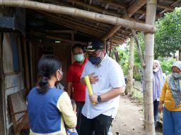 Tak Tega Lihat Rumah Warganya, Mas Dhito Beri Bantuan Bedah Rumah