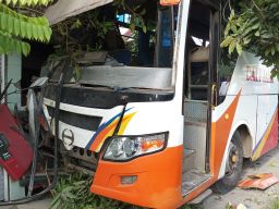 Polisi Beber Kronologi Bus Seruduk Rumah di Gresik